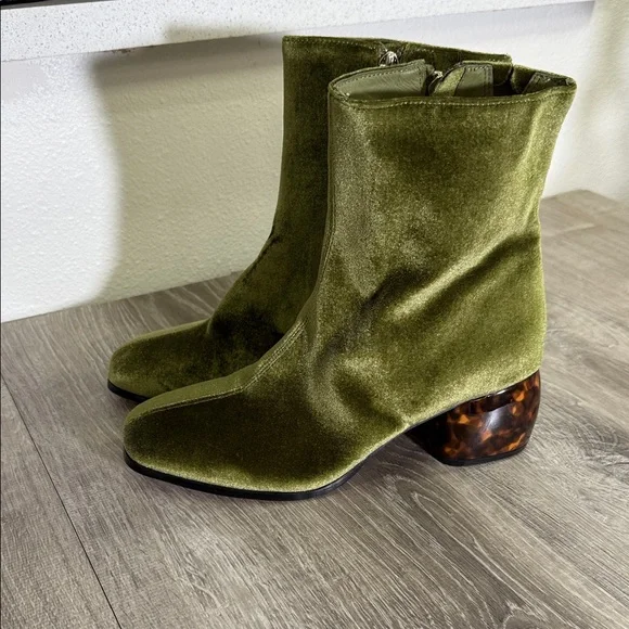 Luxurious Green Velvet Ankle Boots with Tortoise Heel - Picture 3 of 5